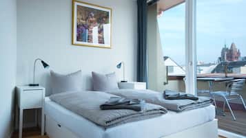 8 Schlafzimmer, Schreibtisch, Reisekinderbett, BettwÀsche