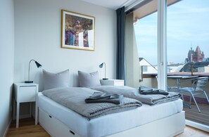 8 bedrooms, desk, travel cot, bed sheets - Hitrental Marktplatz Studios (Basel)