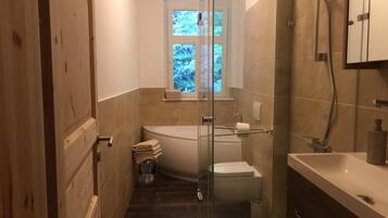 Badewanne, Haartrockner, Handtücher, Seife