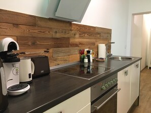 Kühlschrank, Mikrowelle, Ofen, Herdplatte