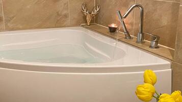 Badewanne, Haartrockner, Handtücher, Seife