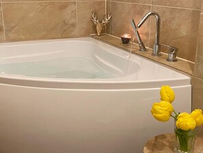 Badewanne, Haartrockner, Handtücher, Seife