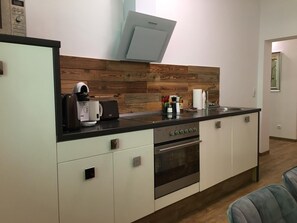 Kühlschrank, Mikrowelle, Ofen, Herdplatte