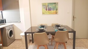 Apartment, 6 Bedrooms | In-room dining