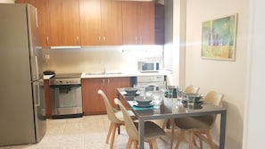 Apartment, 6 Bedrooms | In-room dining