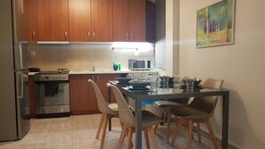 Apartment, 6 Schlafzimmer | Essbereich im Zimmer