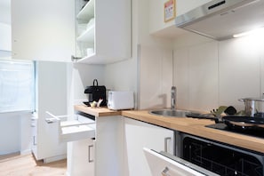 Microwave, coffee/tea maker, electric kettle, toaster - Hitrental Old Town Apartments (Lucerne)