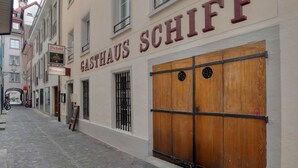 A building with a sign reading 'GASTHAUS SCHIFF' and a closed wooden door. - Hitrental Old Town Apartments (Lucerne)