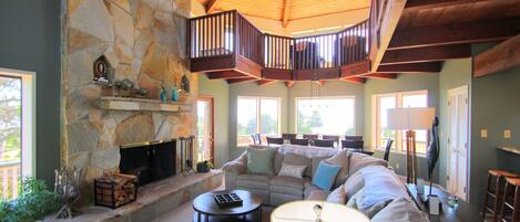 Älytelevisio, pöytäjalkapallopöytä, kirjoja