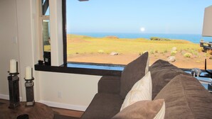 A room with a large window overlooking a grassy landscape and the ocean. - Star House Lodge - Ocean Front Timbered Lodge (Fort bragg)
