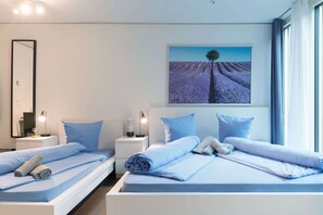 Desk, bed sheets - Hitrental Allmend Comfort Studios (Lucerne)