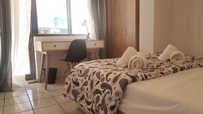 Familie appartement, 3 slaapkamers, 2 badkamers, uitzicht op stad | Een bureau, een laptopwerkplek, gratis wifi, beddengoed