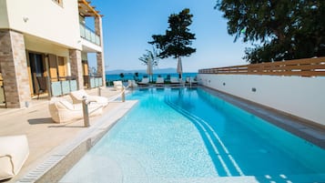 Doppia Comfort, 1 letto matrimoniale, vista piscina | Piscina all'aperto | Piscina stagionale all'aperto, ombrelloni da piscina, lettini