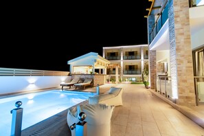 季節性室外游泳池，開放時間為 09:00 至 20:00，提供泳池遮陽傘和日光浴躺椅