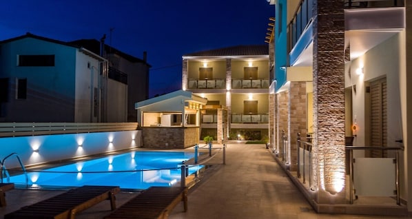 Quarto casal conforto, 1 cama de casal, vista para a piscina | Terraço/pátio