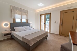 Dobbeltrom – comfort, 1 dobbeltseng, bassengutsikt | Allergitestet sengetøy, safe på rommet, skrivebord og blendingsgardiner