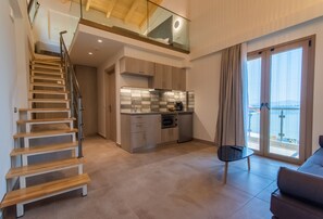 Familie loft, balkon, uitzicht op zee | Hypoallergeen beddengoed, een kluis op de kamer, een bureau