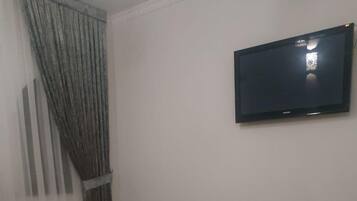 Twin Room | Individually decorated, individually furnished, desk, soundproofing