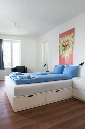 8 bedrooms, desk, bed sheets - Hitrental Altstetten Apartments (Zürich)