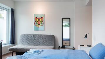 8 habitaciones, escritorio y ropa de cama