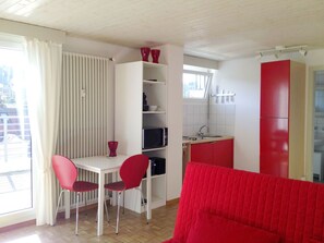Microwave, coffee/tea maker, highchair, cookware/dishes/utensils - Hitrental Central Apartments (Lucerne)