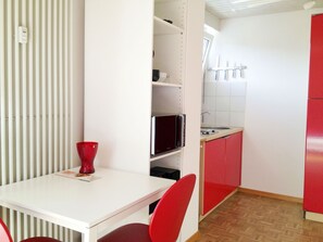 Microondas, cafetera/tetera, silla alta para bebés, utensilios de cocina