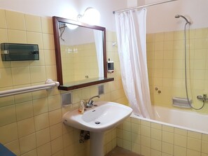 Traditional-Apartment, 5 Schlafzimmer, 2 Bäder, Stadtblick | Badezimmer