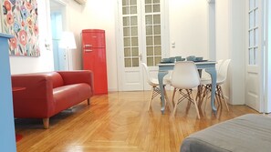 Appartement | Woonkamer | Een flatscreentelevisie
