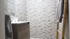 Appartement, 6 chambres | Douche de la salle de bain