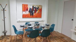 Appartement, 6 chambres | Repas dans la chambre