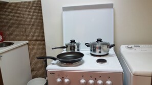 Apartment | Private kitchen | Full-sized fridge, oven, stovetop, coffee/tea maker