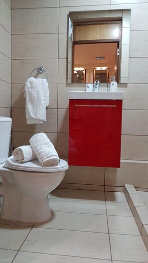 Apartment | Bathroom | Towels, shampoo - Erra - Cherry - Athens Center,100m²,4 BD,2 BATH (Athens)