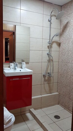 Apartment | Bathroom | Towels, shampoo - Erra - Cherry - Athens Center,100m²,4 BD,2 BATH (Athens)
