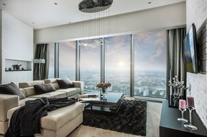 Phòng Suite Executive, 1 phòng ngủ, quang cảnh thành phố, cao tầng | Khu phòng khách | Smart TV 55-inch có truyền hình kỹ thuật số, TV, Netflix 