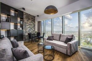 Suite ejecutiva, 1 habitación, vista a la ciudad, torre | Sala de estar | Smart TV de 55 pulgadas con canales digitales, televisión y Netflix 