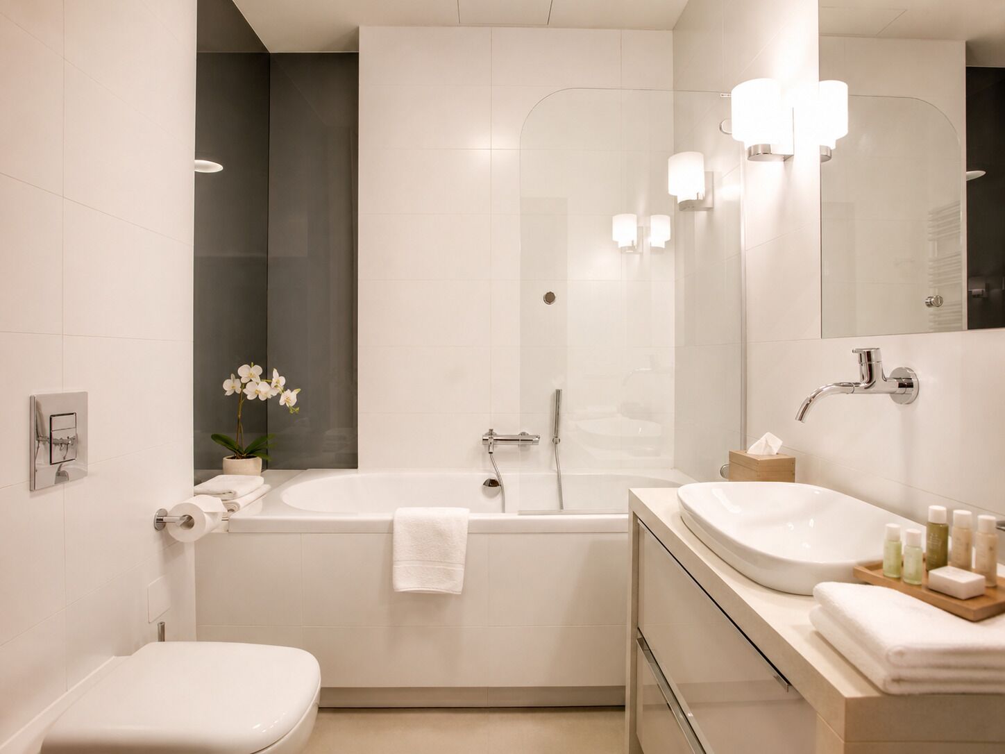 Une salle de bain moderne avec une baignoire, des toilettes et un lavabo.