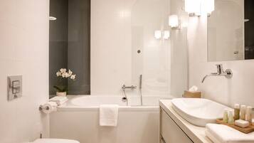Une salle de bain moderne avec une baignoire, des toilettes et un lavabo.