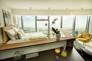 Estudio empresarial, 1 cama Queen size, vista a la ciudad, torre | Área de sala de estar | Smart TV de 55 pulgadas con canales digitales, televisión y Netflix 