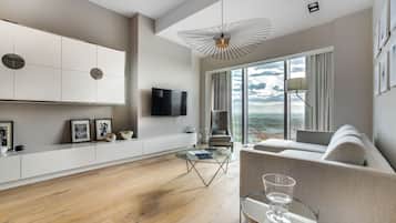 Apartamento de lujo, 1 habitación, vistas a la ciudad, en una planta alta | Sala de estar | Smart TV de 55 pulgadas con canales digitales, una televisión