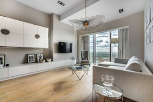 Phòng Suite Superior, 1 phòng ngủ, quang cảnh thành phố, cao tầng | Phòng khách | Smart TV 55-inch có truyền hình kỹ thuật số, TV, Netflix 