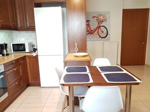 Appartement | Cuisine privée | Réfrigérateur grande capacité avec congélateur, four à micro-ondes