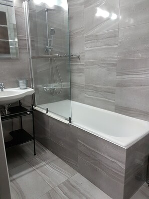 Departamento | Baño | Tina, toallas, papel de baño 