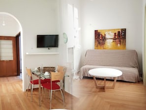 Huoneisto, 3 makuuhuonetta | Oleskelualue | 32–tuumainen televisio, jossa satelliittikanavat