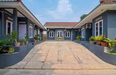 Fachada de la propiedad. Aqilakost Gadog Puncak Bogor