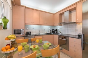 Réfrigérateur, four, plaque de cuisson, cafetiÚre/bouilloire