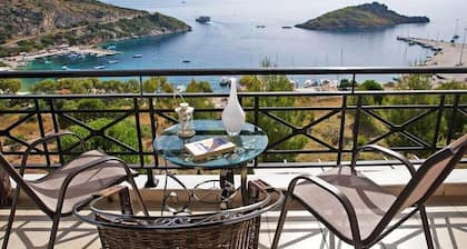 Coastal Paradise Found - Komis' Private Pool Gem