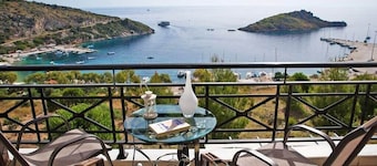 Coastal Paradise Found - Komis' Private Pool Gem
