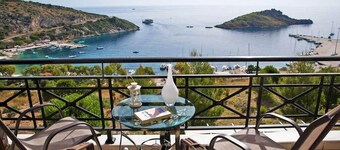 Coastal Paradise Found - Komis' Private Pool Gem