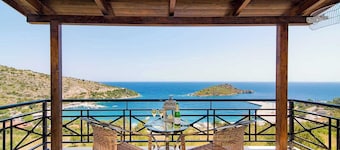 Coastal Paradise Found - Komis' Private Pool Gem