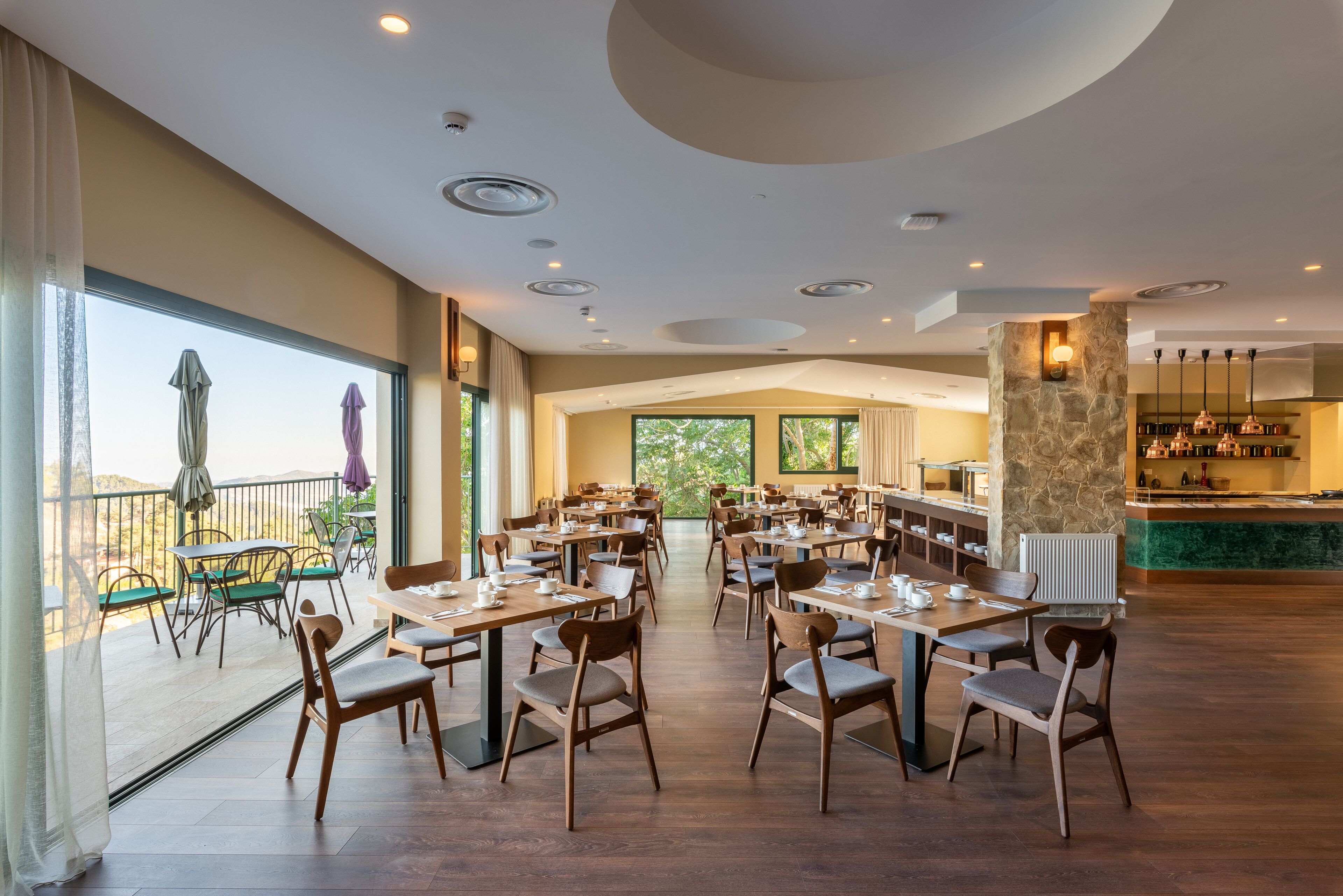 Free daily buffet breakfast